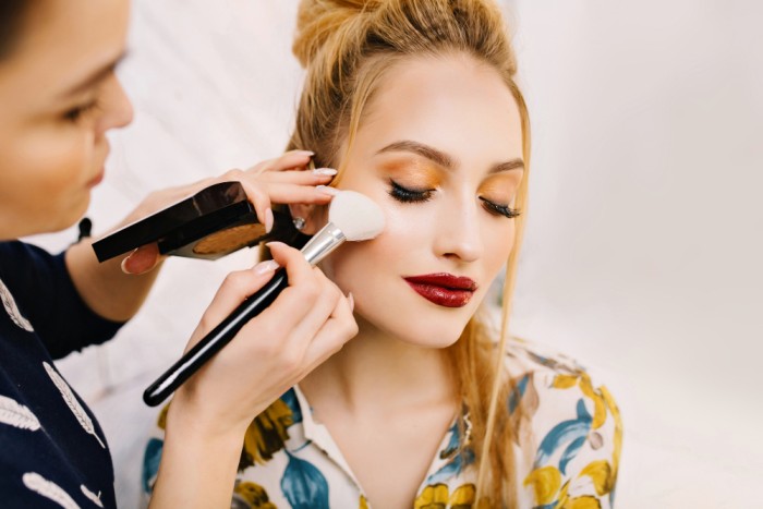 Jak wykonać makijaż na specjalną okazję, który utrzyma się przez cały dzień